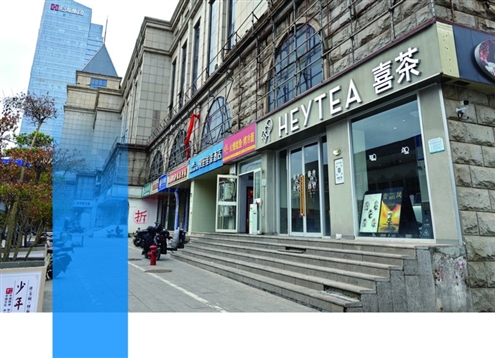 日前,济南市历城区人民政府发布洪楼广场片区一期城市更新项目房屋征收决定公告,包含历城区百货大楼和大润发洪楼店两处建筑。4月2日,老百货大楼开始拆迁,这座为济南市民服务46年的老商场宣告“退休”。近日,山东商报·速豹新闻网记者实地探访洪楼广场,带您了解这里的拆迁新进展。◎山东商报·速豹新闻网记者 王远 实习生 郭钰颖 摄